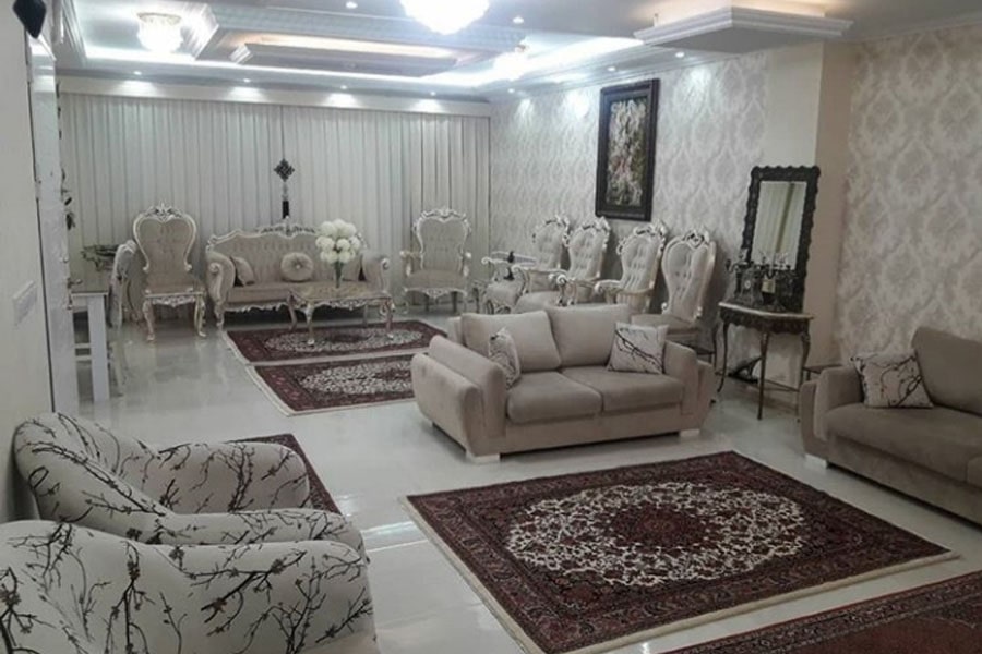 دکوراسیون پذیرایی ایرانی کلاسیک با فرش های ایرانی